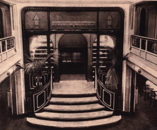 Het monumentale trappenhuis dat uitmondde in de eetsalon van de eerste klasse (collectie Jan Daniël Ruys).