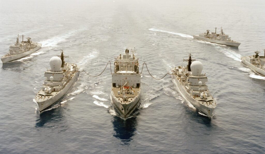Het eskader in het Caribisch gebied. De twee geleide wapenfregatten Hr.Ms. Tromp (1975-1999) en Hr.Ms. De Ruyter (1976-2001) tegelijk olieladend vanuit het bevoorradingsschip Hr.Ms. Zuiderkruis (1975-). "Collectie NIMH"