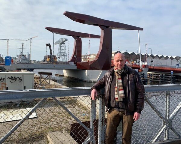 Projectleider Scheldekwartier van de gemeente Vlissingen Hans van Houdt bij de nieuwe Dokbrug