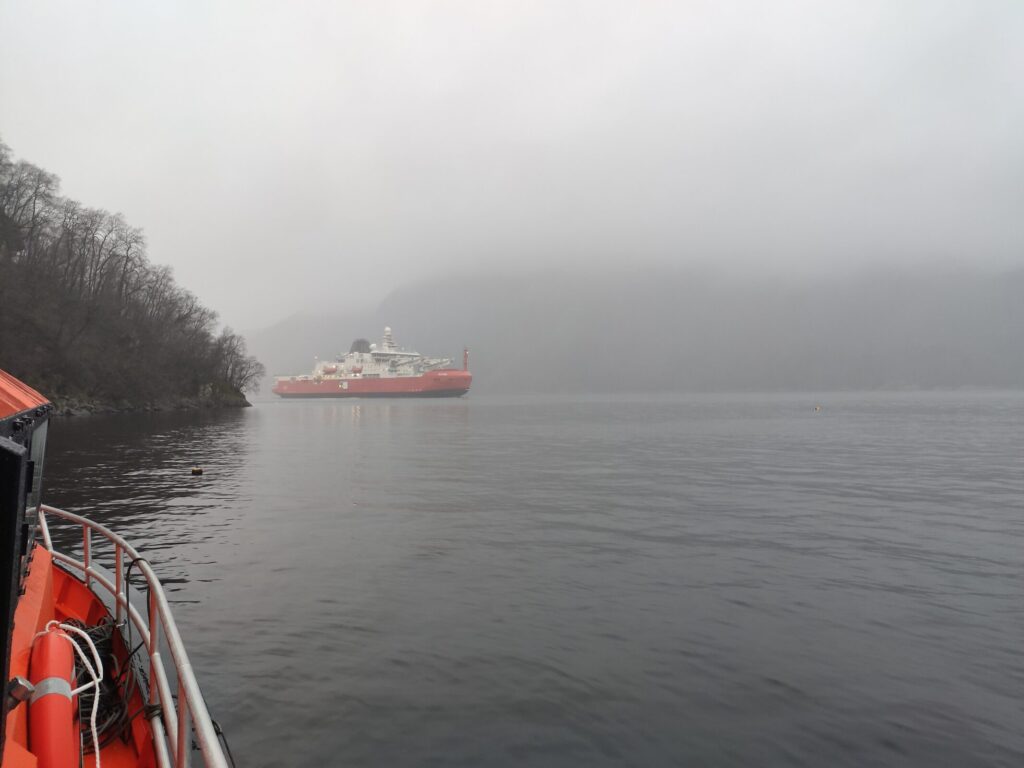 Het bevoorradings- en onderzoeksschip voor Australië RSV Nuyina (de ijsbreker) tijdens de onderwatergeluidmeting op de mobiele geluidmeetbaan in een fjord in Noorwegen.