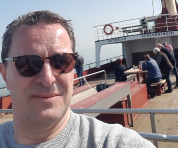 Arjan van Gelder aan boord van de Koningin Emma tijdens de tocht van Scheveningen terug naar Vlissingen.