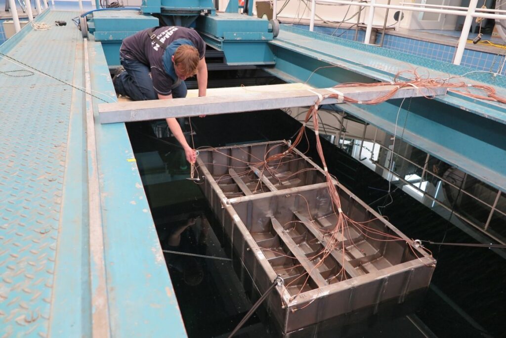 Natte “hamertje-tik” metingen aan het schaalmodel in “dode tank” (anechoïsche tank) met hydrofoons ter bepaling van eigenfrequenties, trilvormen en overdrachtsfuncties in de staalconstructie en naar het water.