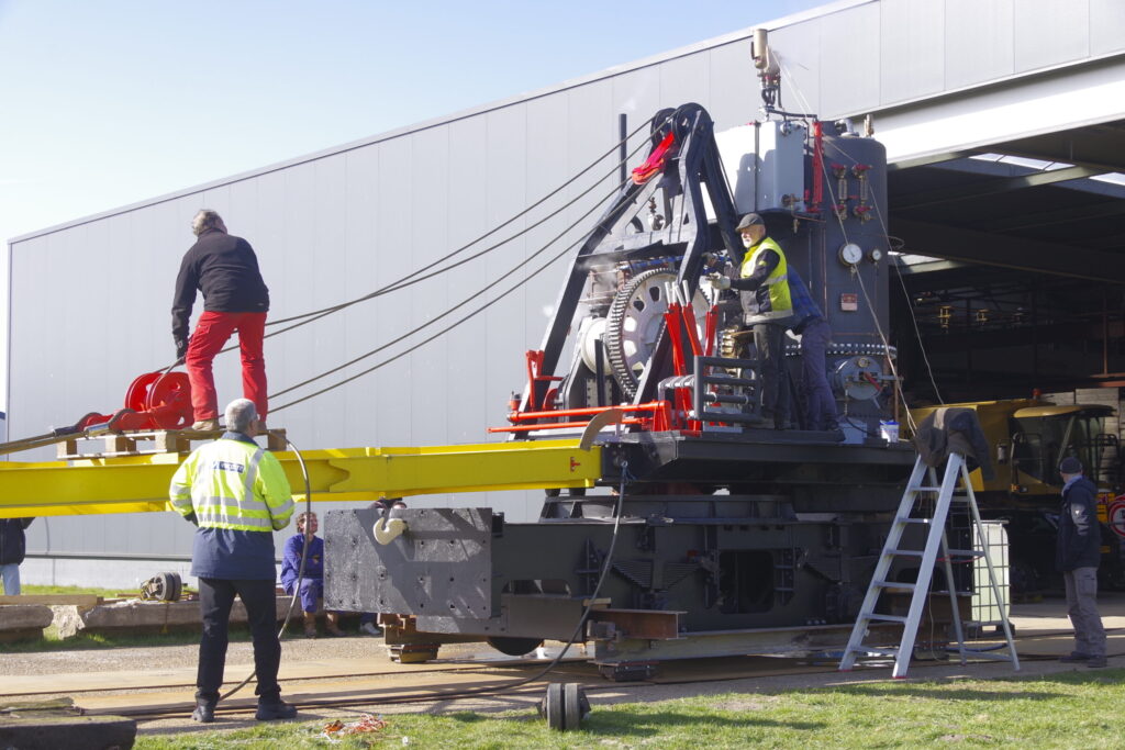 The boom of the steam crane is inspected. Photo: Bo van Scheyen.