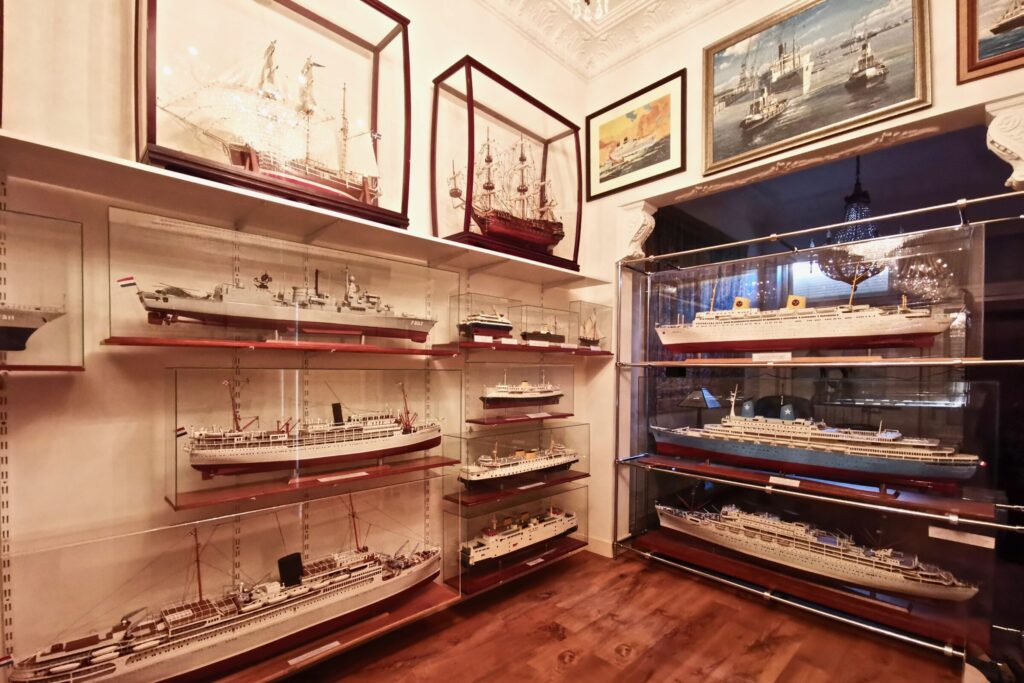 Een deel van de collectie modelschepen van Jaap in het Beeldenhuis in Vlissingen. Foto: Bo van Scheyen.