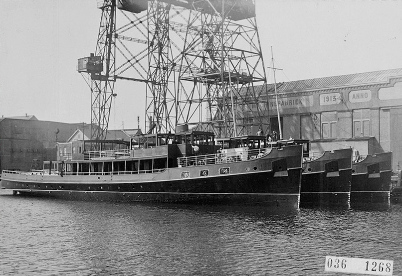 De Koningin Emma en haar zusterschepen Ooster-Schelde en Prins Willem I gebroederlijk naast elkaar aan de kade bij De Schelde. Foto: PSDnet.nl