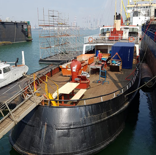 Vrijwel direct na aankomst bij Scheepswerf Reimerswaal in Vlissingen-Oost op 31 maart jl. werd begonnen met de restauratie en verbouwing van de voormalige PSD-veerboot. Foto: PSDnet.nl