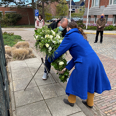 Annemarie Ruitenberg and Arjan Thiellier lay the wreath at the monument.