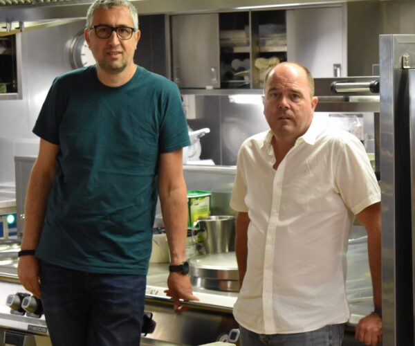 René Wouters (l.) en Roland Moesman van Bouter Grootkeukens in de keuken van RSV Nuyina.