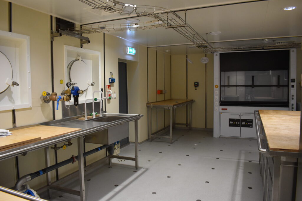 Ook het hightech laboratorium op RSV Nuyina werd geleverd door Bouter.