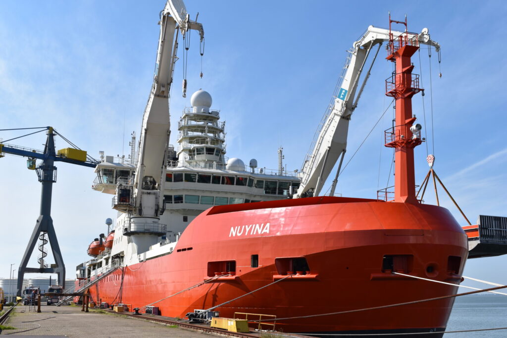 IJsbreker RSV Nuyina aan de kade in Vlissingen-Oost.