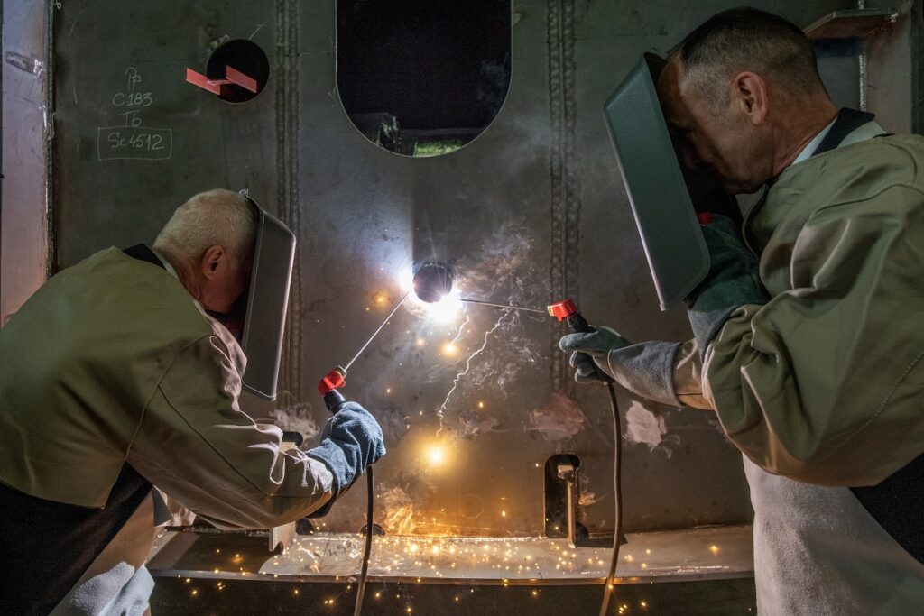 Welding the coin by the Director Defence Material Organisation (DMO), vice admiral Arie Jan de Waard and vice admiral Rob Kramer, Commander Royal Netherlands Navy (RNLN).