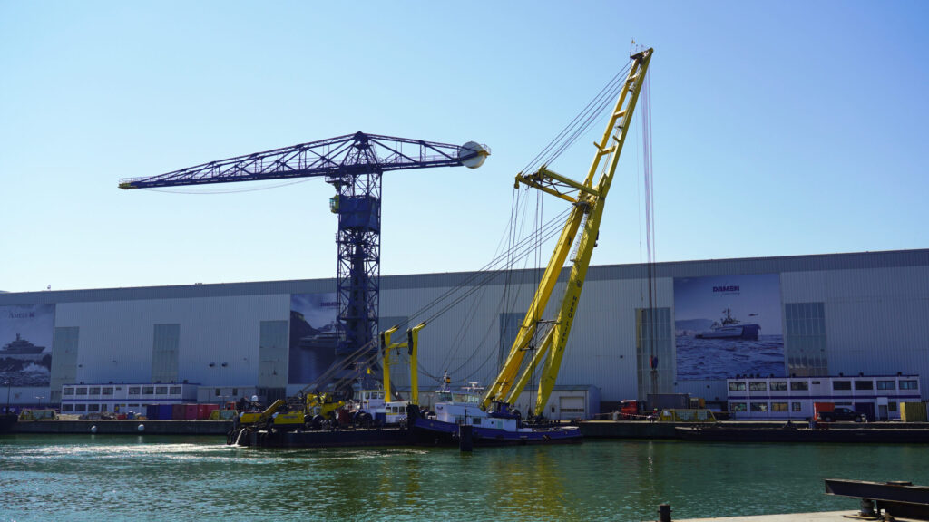 The HEBO-LIFT 7 next to the Hensen crane at the Damen Yachting outfitting quay.