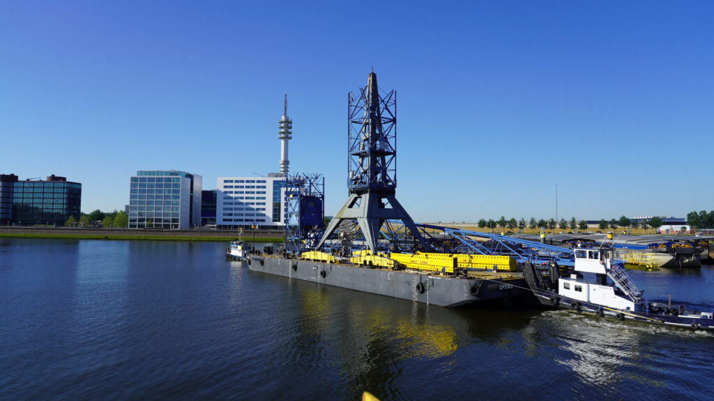Aankomst van het ponton met de kraanonderdelen in de Waalhaven in Rotterdam.