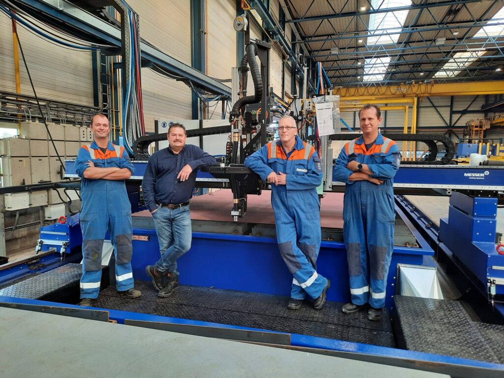 Het team van (v.l.n.r.) Dennis de Jonge, Ronald de Baar, Wolfgang Koelhuis en Sandy Hubregtse is klaar voor de eerste klus: het snijden van het staal voor een Yacht Support Vessel.