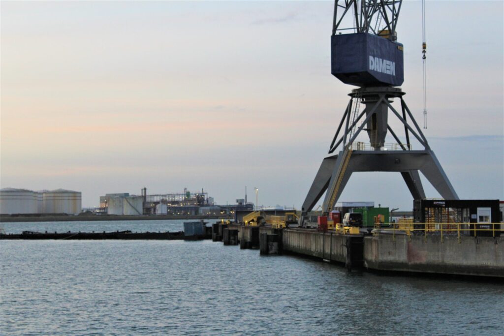 The quay can receive ships up to 250 metres long and is centrally located on the extensive DSV site adjacent to deep water.