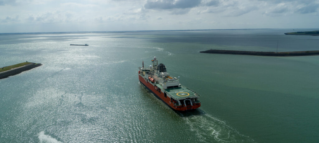 Het nieuwe Antarctic Supply Research Vessel Nuyina is vanuit Vlissingen uitgevaren voor haar thuisreis naar Hobart, Tasmanië.