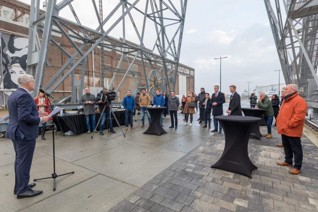 Directeur Naval Sales Support Richard Keulen van Damen Naval (links) verwelkomde de gasten op de bijzondere locatie onder de oude Scheldekraan op de Jan Weugkade.