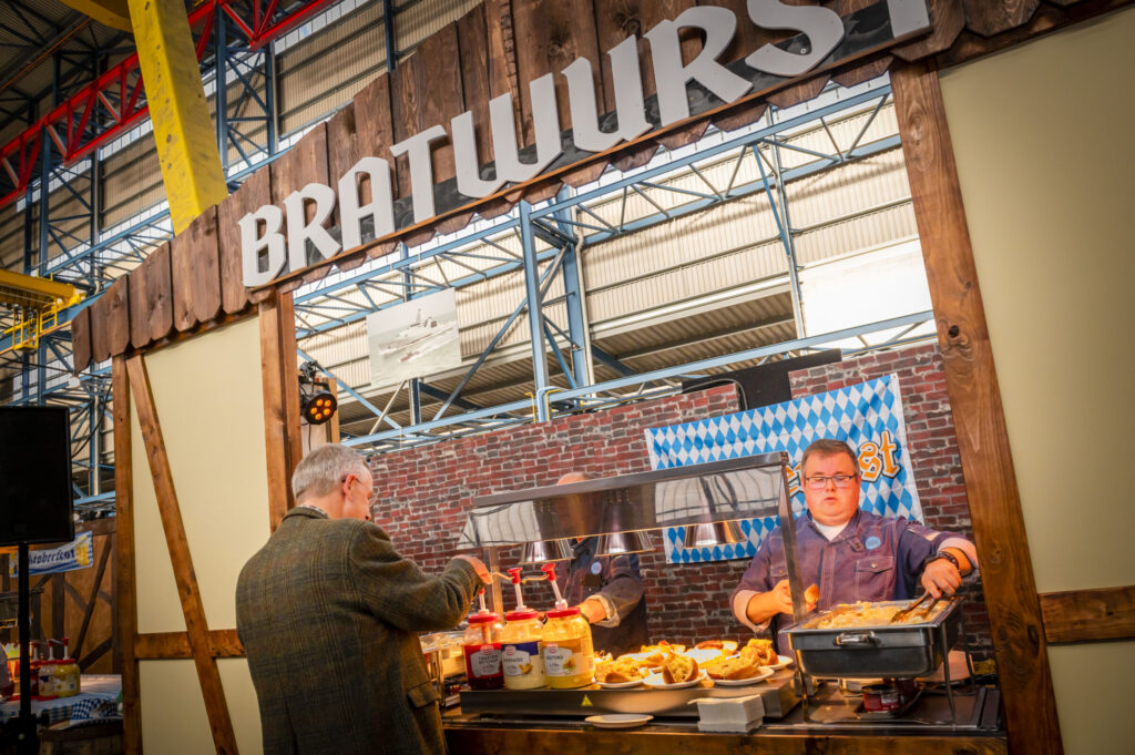 SEC Catering had een uitgebreid menu samengesteld met traditionele Oktoberfest gerechten.