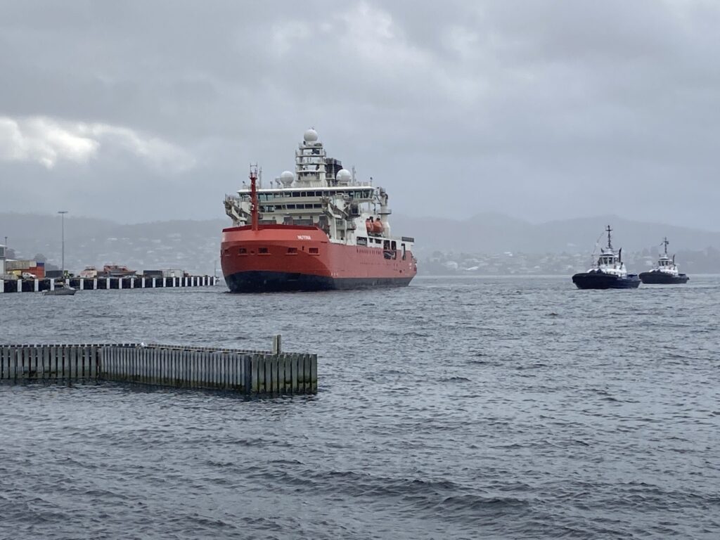 Vanwege de strenge corona-maatregelen moesten de geplande feestelijkheden rondom de aankomst afgezegd worden. © Nisha Harris / Australian Antarctic Division.