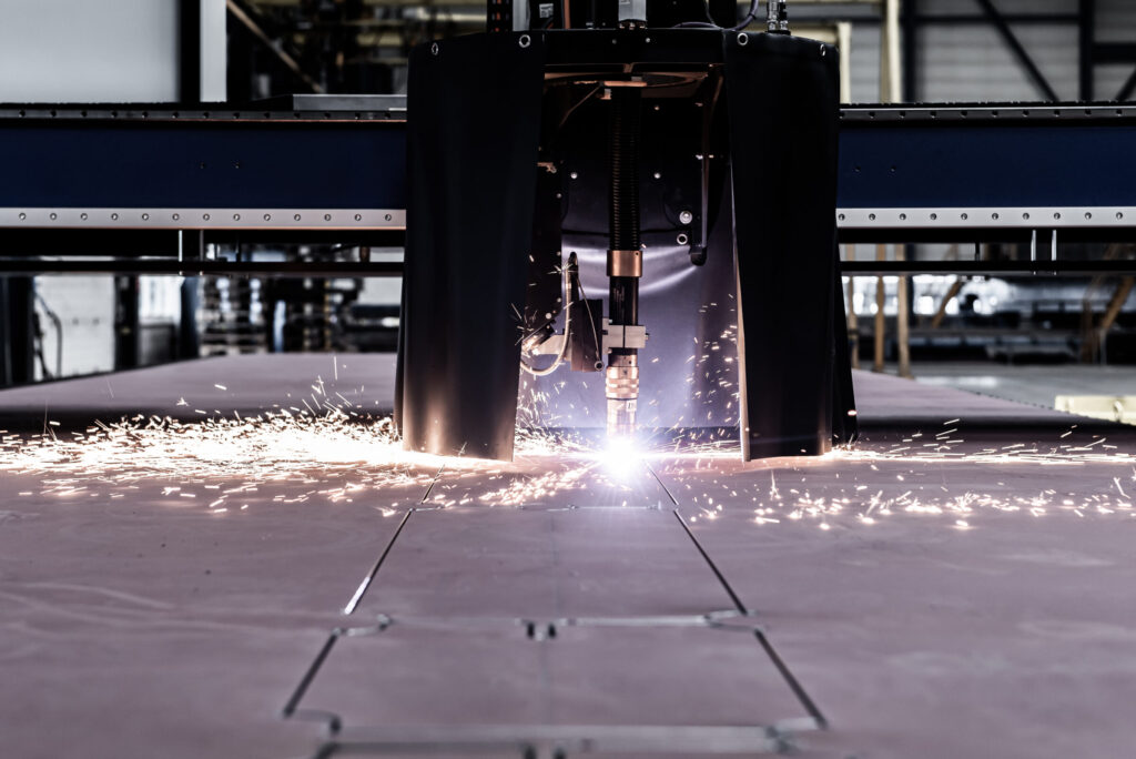 De nieuwe plasmasnijmachine wordt gebruikt om de staalplaten op maat te snijden voor het casco voor het Yacht Support Vessel.