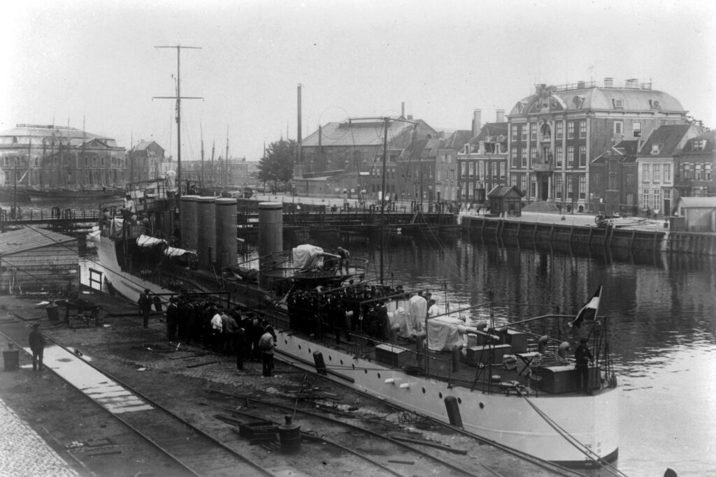 HNLMS Bulhond in the Dokhaven in Vlissingen with the historic city hall in the background.