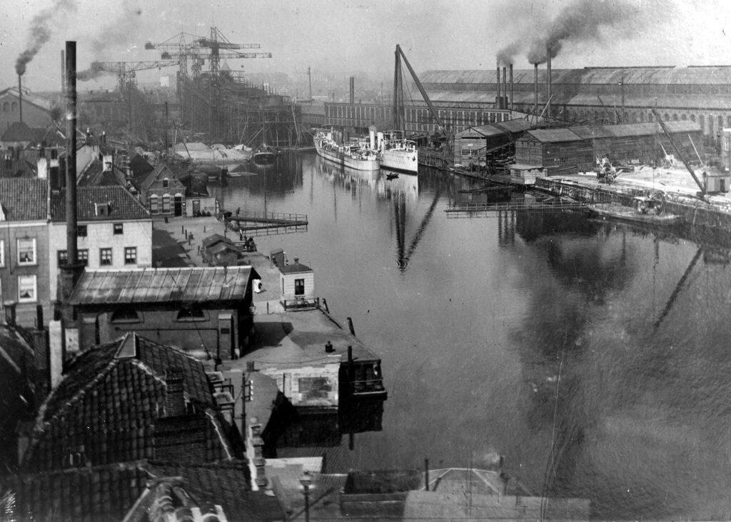 Under construction at the North Slipway is Pontianak (yard number 144, renamed Deli later on), while destroyers HNLMS Bulhond (yard nr. 140) and HNLMS Jakhals (yard nr. 141) are being outfitted.