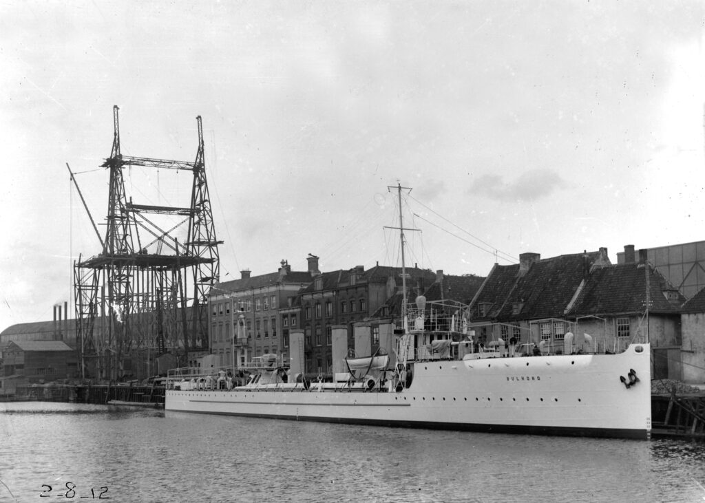 Destroyer HNLMS. Bulhond (yard number 140) is being outfitted along the Noordwal in Vlissingen.