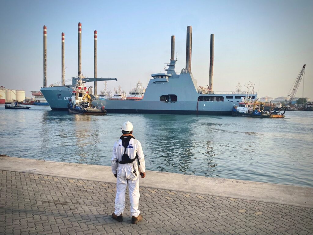 Het LST 100 tijdens de launch op de werf Albwardy Damen in Sharjah, Verenigde Arabische Emiraten.