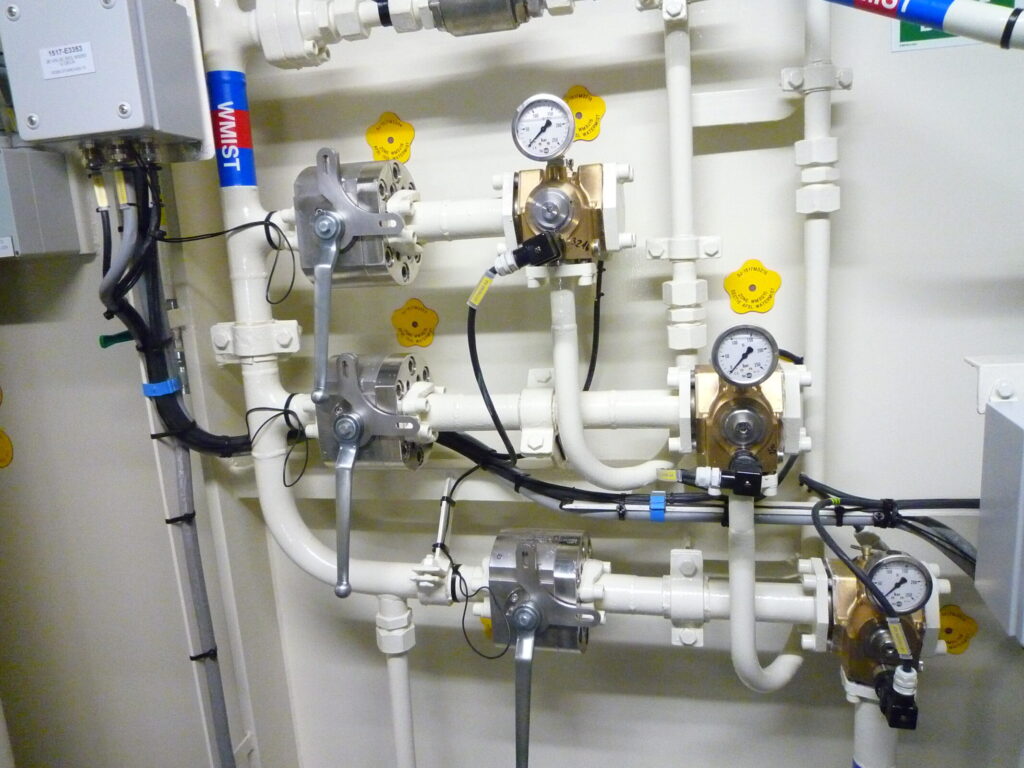 Het systeem gebruikt minder dikke leidingen dan een sprinklersysteem, waardoor er minder ruimte aan boord nodig is.