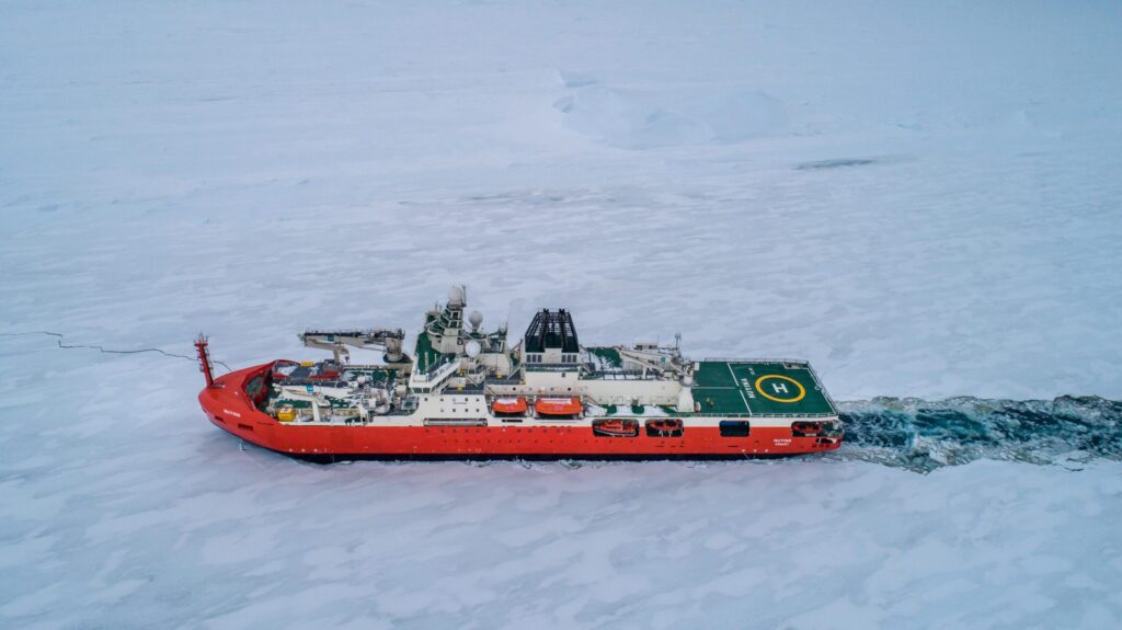 ASRV Nuyina vaart door het ijs tijdens haar eerste reis naar Antarctica. © Pete Harmsen AAD