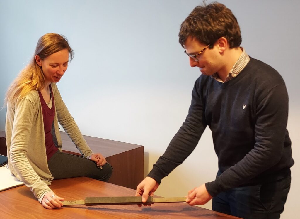 Annemarie Ruitenberg and Cedric Verhaeghe inspect one of the samples from the QUALIFY project.