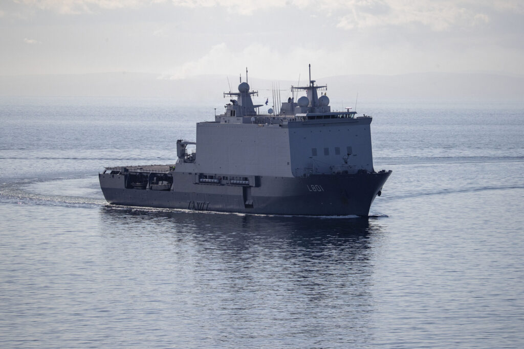 Amfibisch transportschip Zr.Ms. Johan de Witt is onderweg naar Vlissingen voor een mid-life update (MLU).