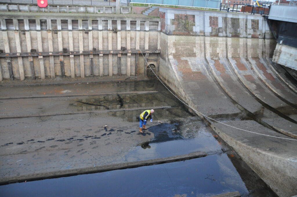 The floor of Dok van Perry is being prepared for the construcion of the ship cradle.