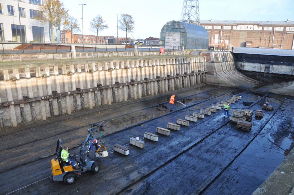 De betonblokken voor de center line worden geplaatst.