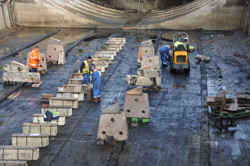 The more than one metre high concrete side blocks with wooden wedges on top ensure that the ship does not capsize.