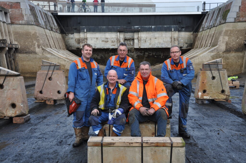 Het team: (staand v.l.n.r.) Ferro Valastek, Sjaak Schonis en Voorman van de Dokdienst DSV Eelco Jansens, (zittend v.l.n.r.) Production Coördinator van de Dokdienst DSV Jacques van Belois en Dokmeester van DSV Mark Gellen.