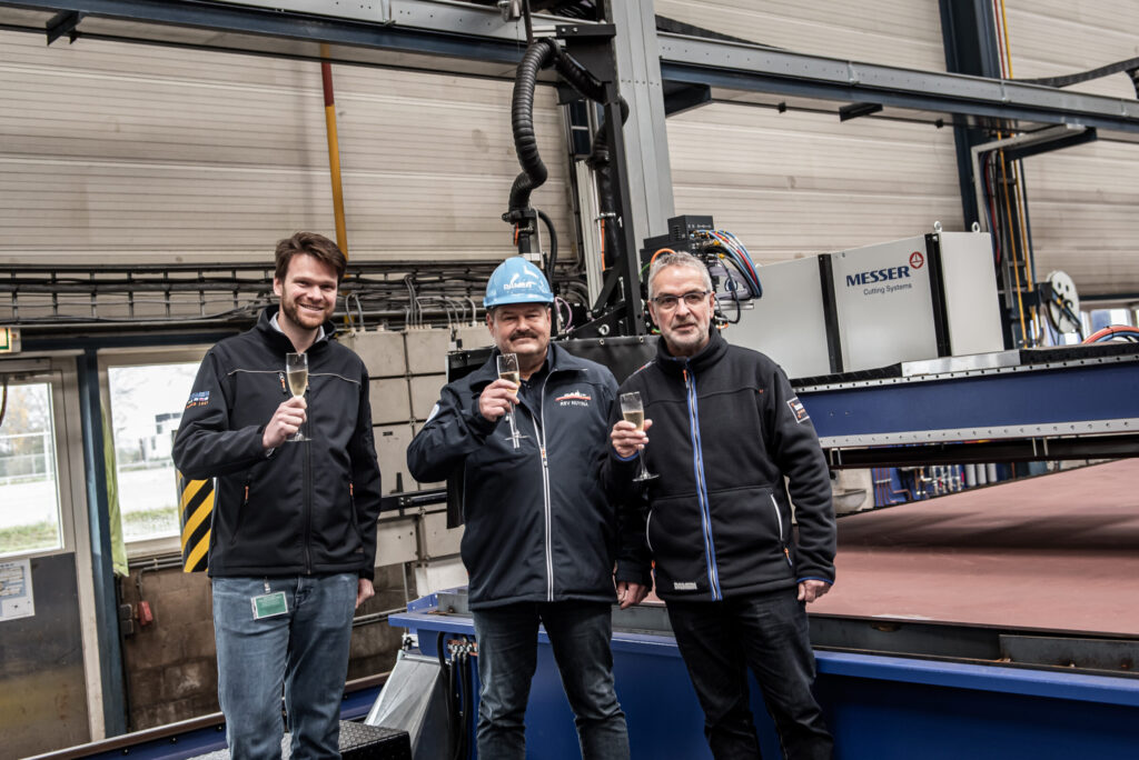 Stan Haag (links) prijst zichzelf gelukkig dat hij werkt met ervaren collega’s zoals Ronald de Baar (midden) en Hans Walhout.