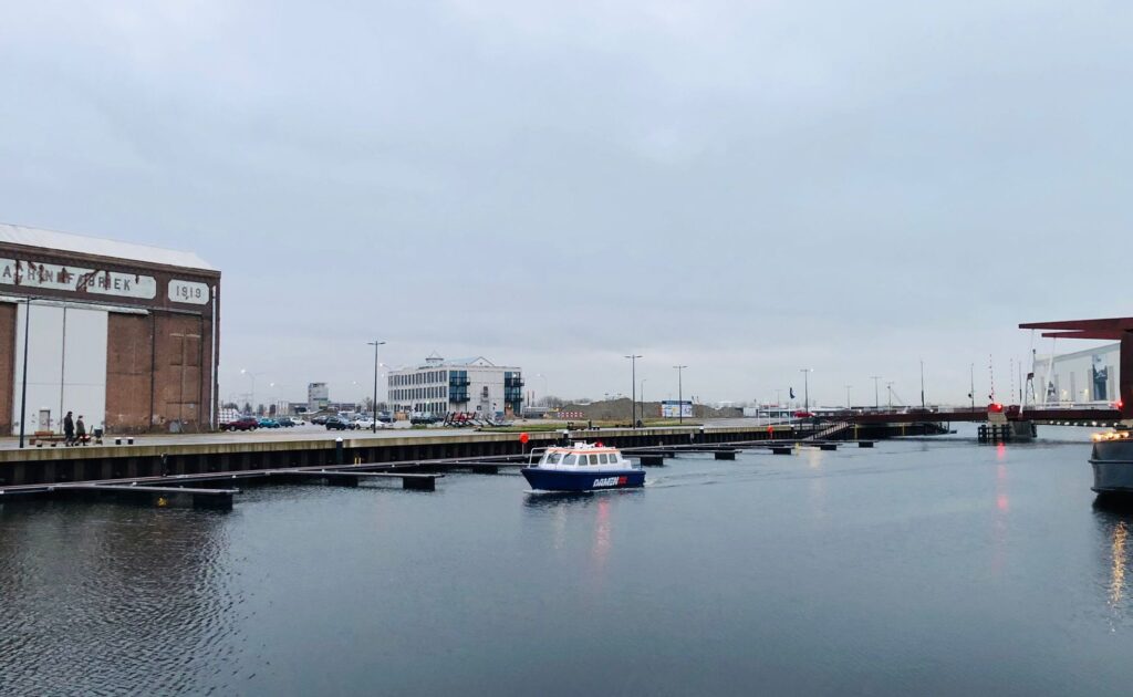 Minister van Binnenlandse Zaken Hanke Bruins Slot nam zelf ook even het roer aan boord van het F.A.S.T.-bootje.