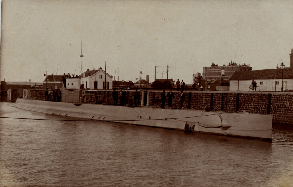 Onderzeeboot K VIII, liggend in het Verbreed Kanaal voor de Eerste Binnenhaven in 1922.