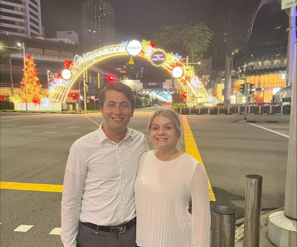 Tom samen met zijn vriendin in Singapore.