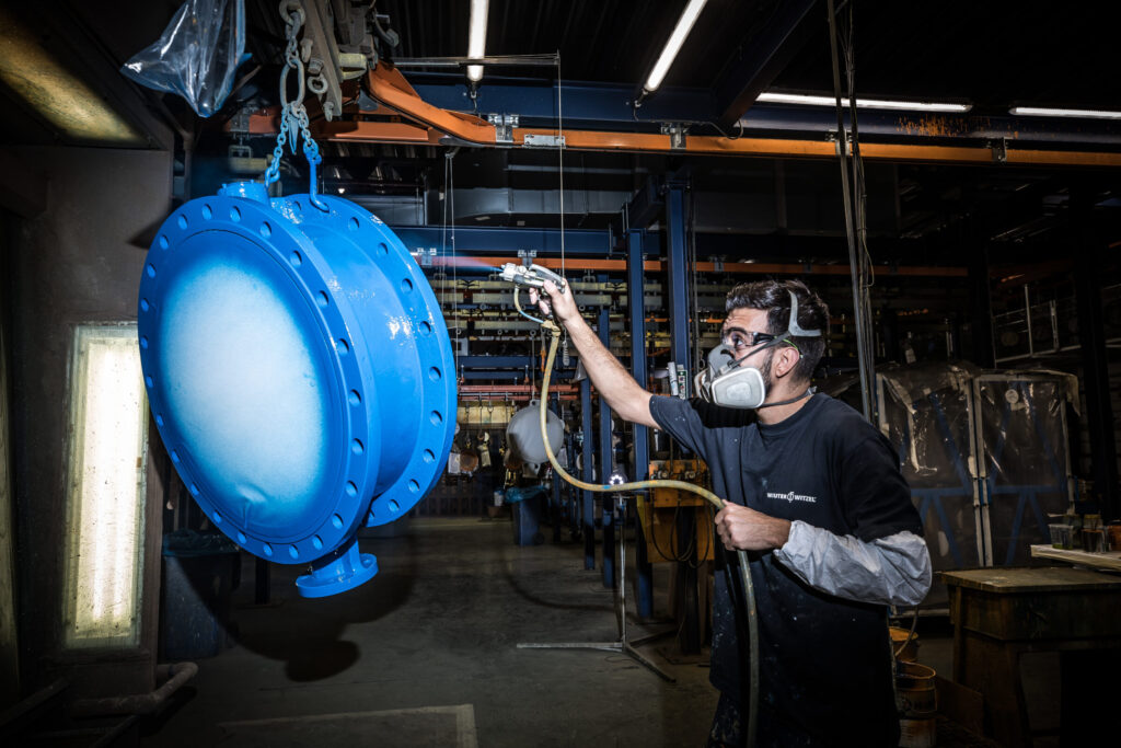 Het hele proces van draaien, frezen, vulkaniseren tot en met het testen en spuiten gebeurt allemaal in de grote productiehallen.