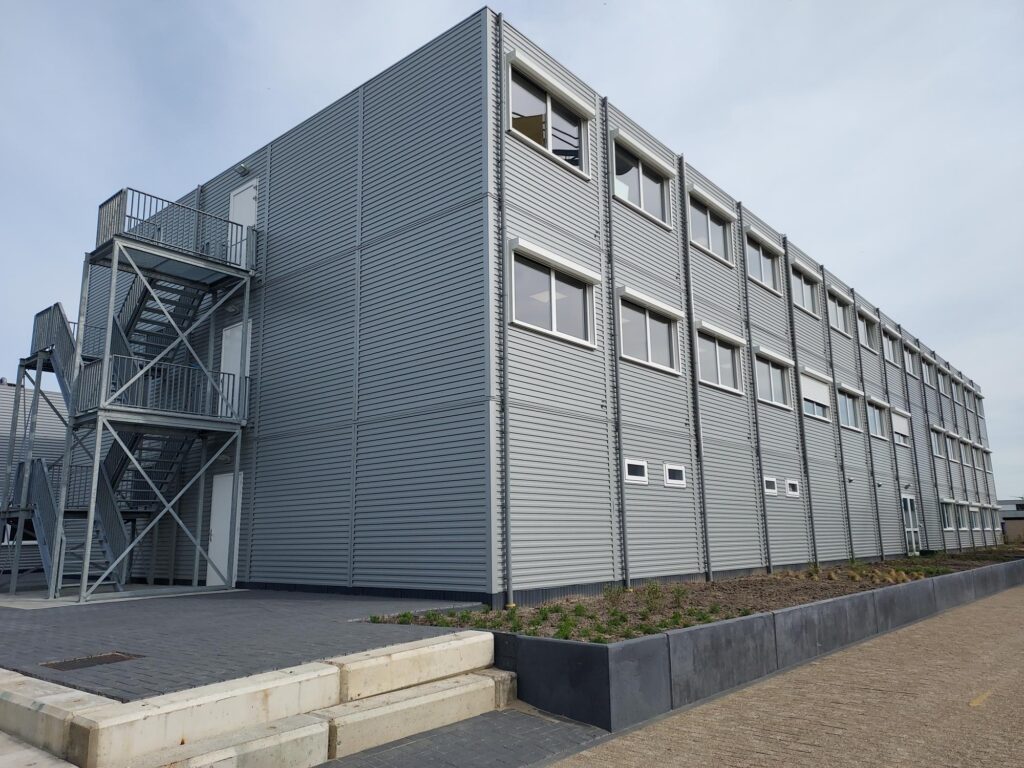 The newly constructed main building on quay E.