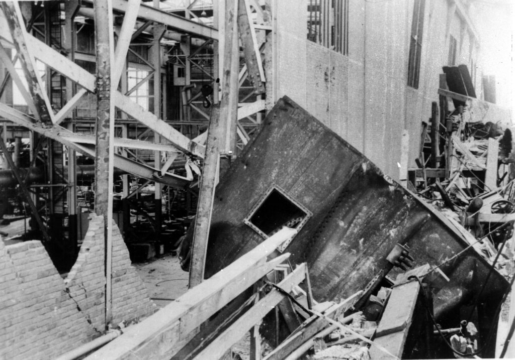 De dokloods op het Eiland met daarin de vernielde romp van de Hr.Ms. Philips van Almonde in 1940.