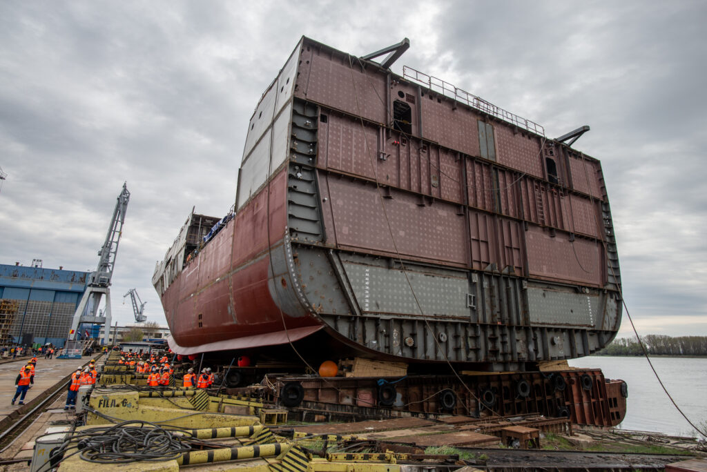 The 90.5 metre hull section is made up of Modules 2 and 3, which have been built separately but simultaneously.