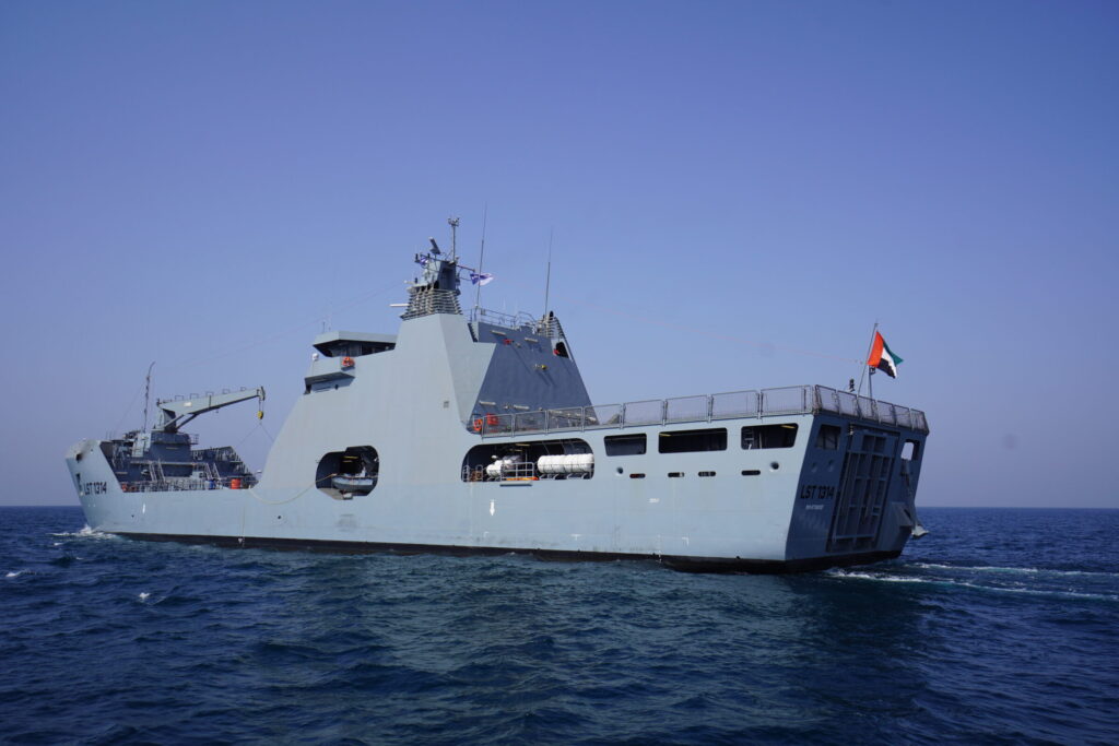 NNS Kada is een veelzijdig amfibisch roll-on roll-off vaartuig met laadkleppen in de voor- en achtersteven.