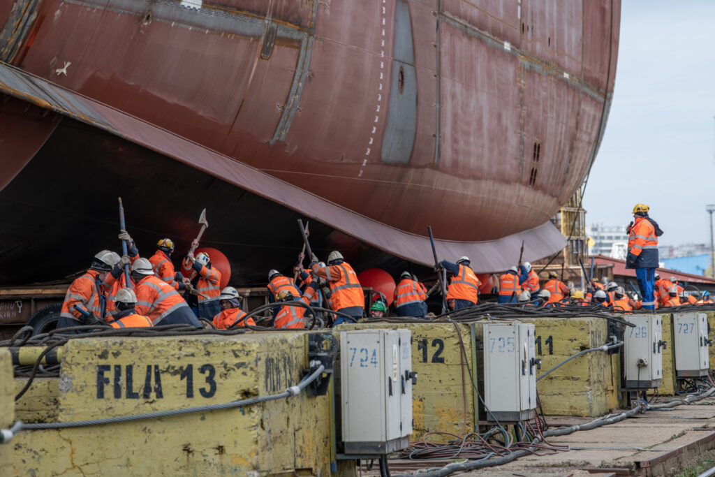 Na de tewaterlating is het rompdeel richting het droogdok gesleept waar Module 1 is gebouwd.