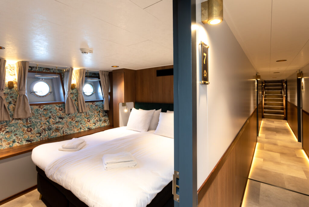 There are two cabins at the front of the ship, while the remaining eight cabins can be found towards the stern. © Scherp! Fotografie