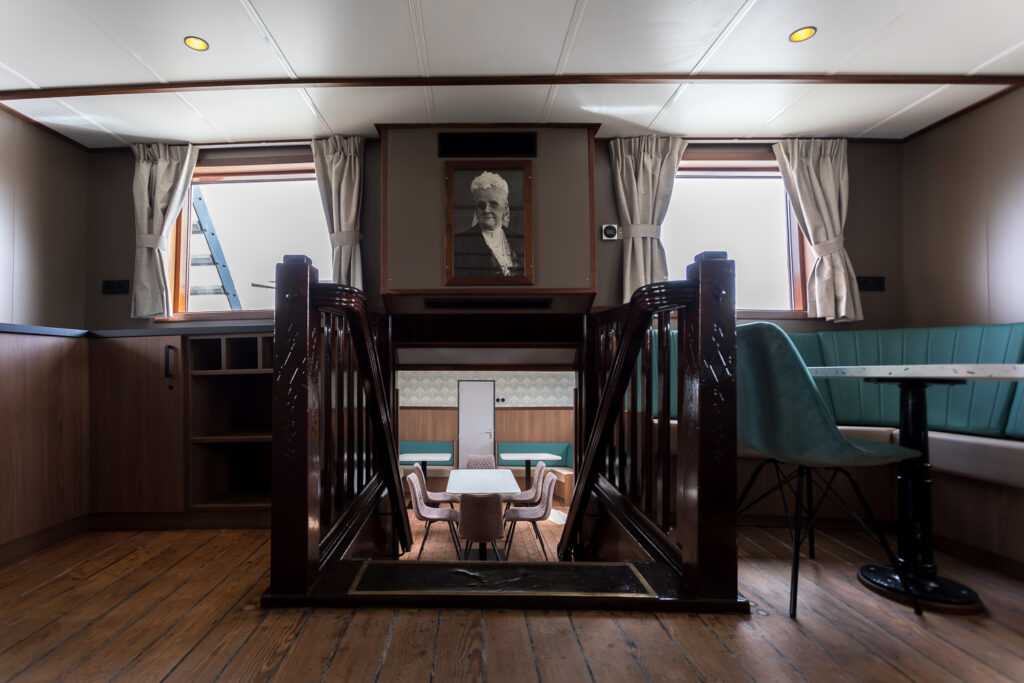 Stay onboard under the watchful eye of Queen Emma herself, or at least her original PSD portrait. © Scherp! Fotografie