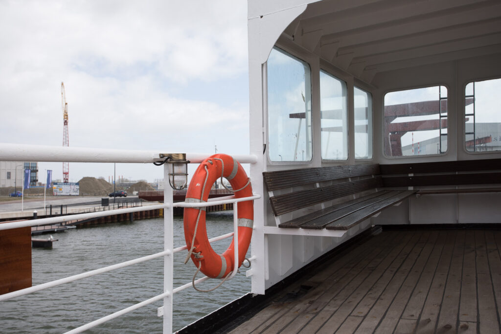 De Koningin Emma heeft een bewogen bestaan gehad als veerpont, mijnenlegger, hulpboot tijdens de Ramp, logement voor bouwers van de Oosterscheldekering, drijvend bordeel en sportvissersboot. © Scherp! Fotografie