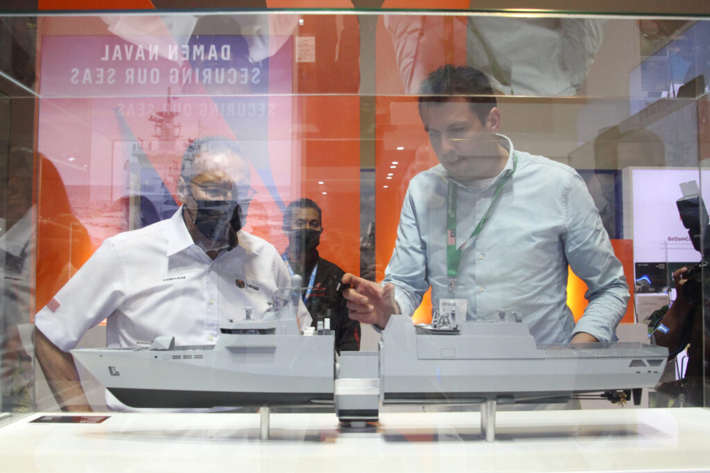 Damen Sales Manager Gysbert Boersma (r) toont de vernieuwde SIGMA 9113 aan de Maleisische Minister van Defensie Hishammuddin bin Hussein.